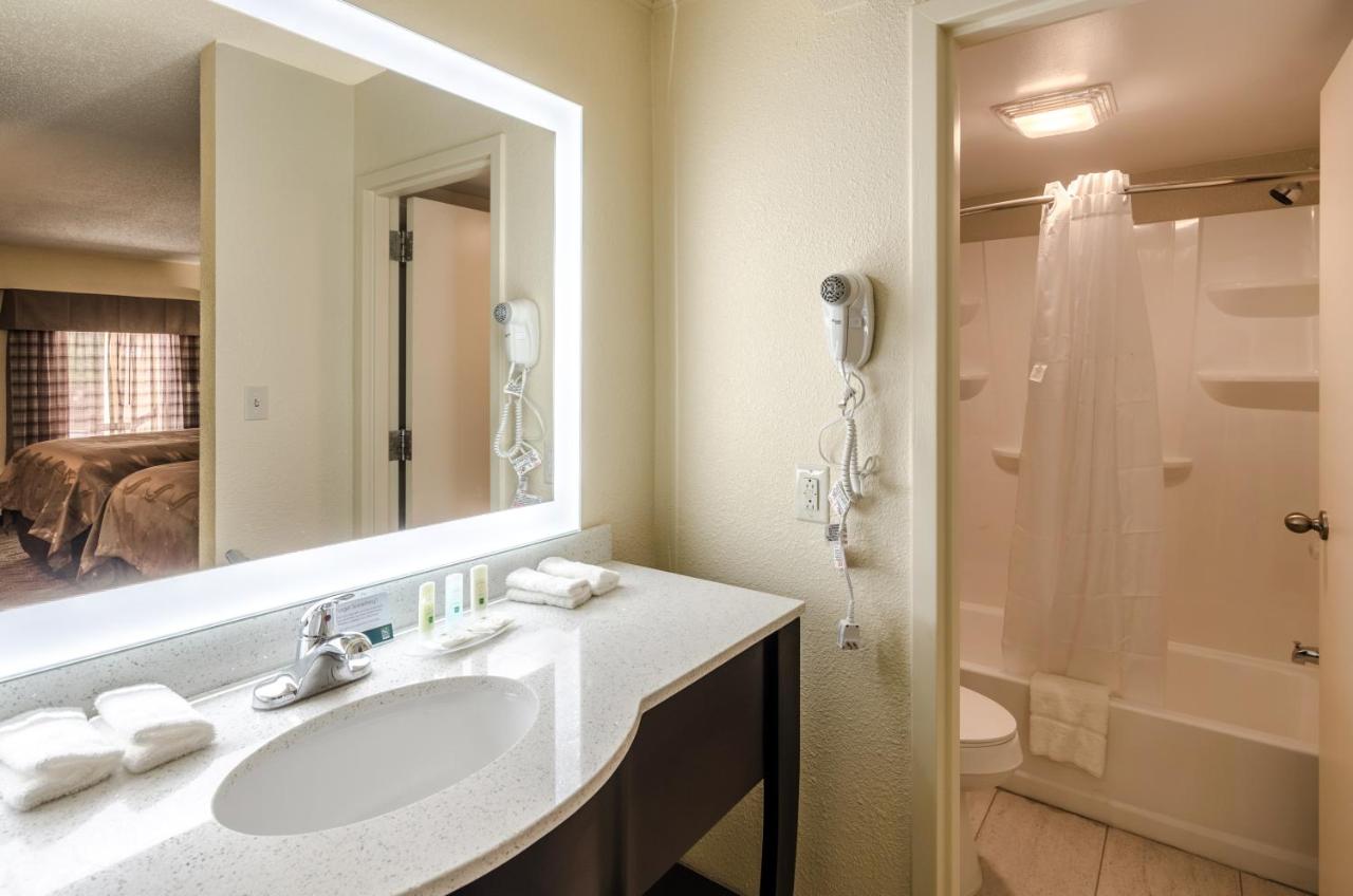 Standard Queen Room with Two Queen Beds - Non-Smoking at Quality Inn Tanglewood