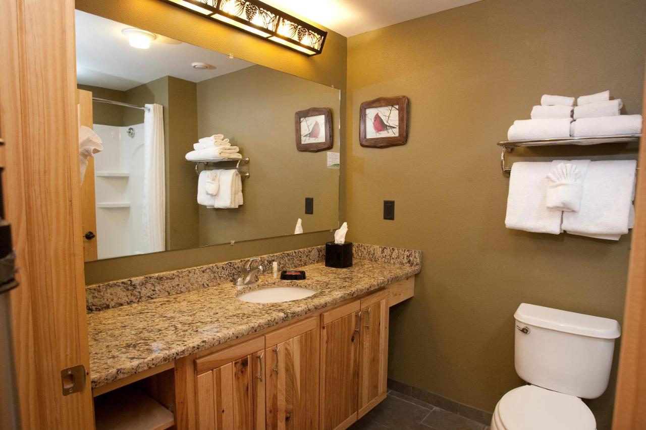 Apartment - Split Level at Hope Lake Lodge & Indoor Waterpark