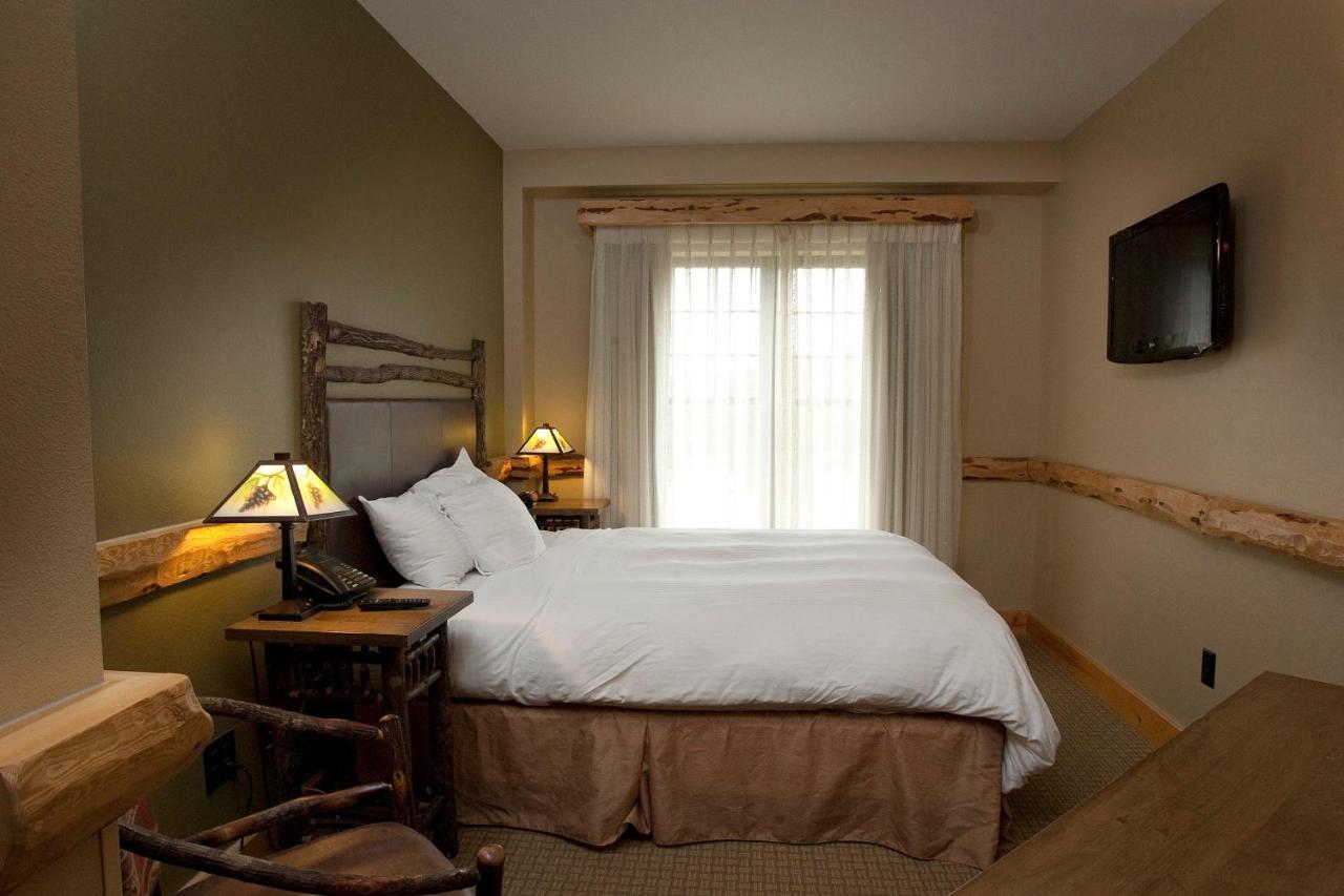 One-Bedroom Apartment at Hope Lake Lodge & Indoor Waterpark