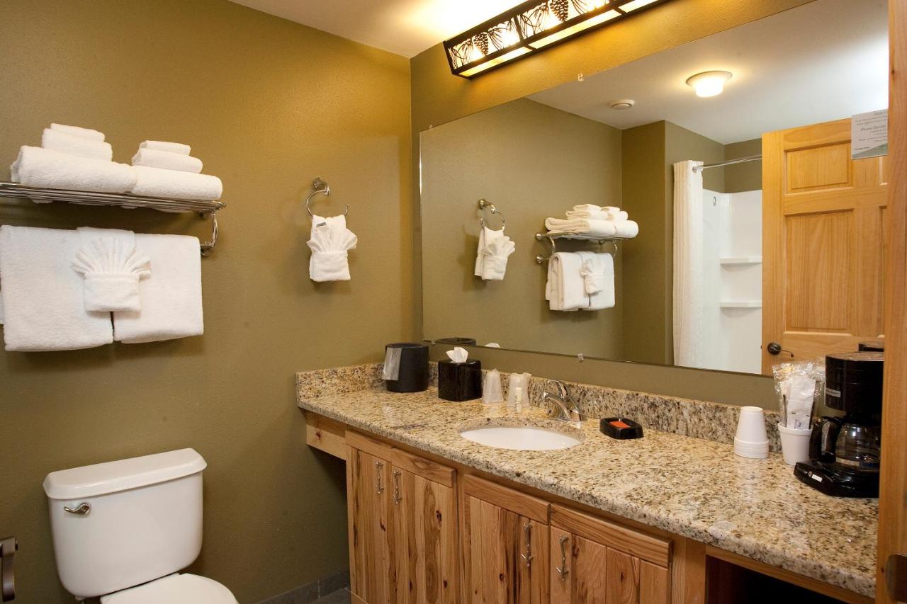Deluxe Family Suite at Hope Lake Lodge & Indoor Waterpark