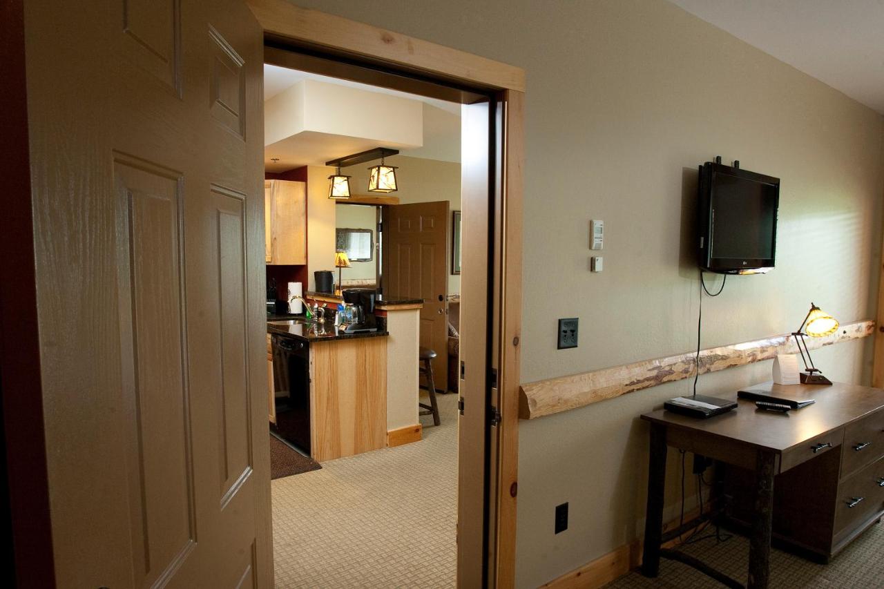 Two-Bedroom Suite at Hope Lake Lodge & Indoor Waterpark