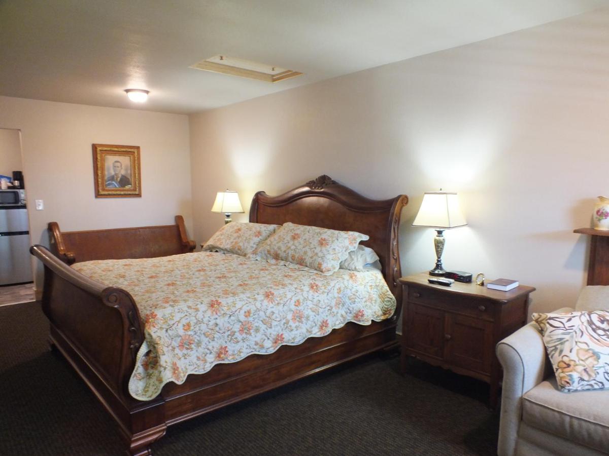 King Room - Non-Smoking at Scarborough Inn