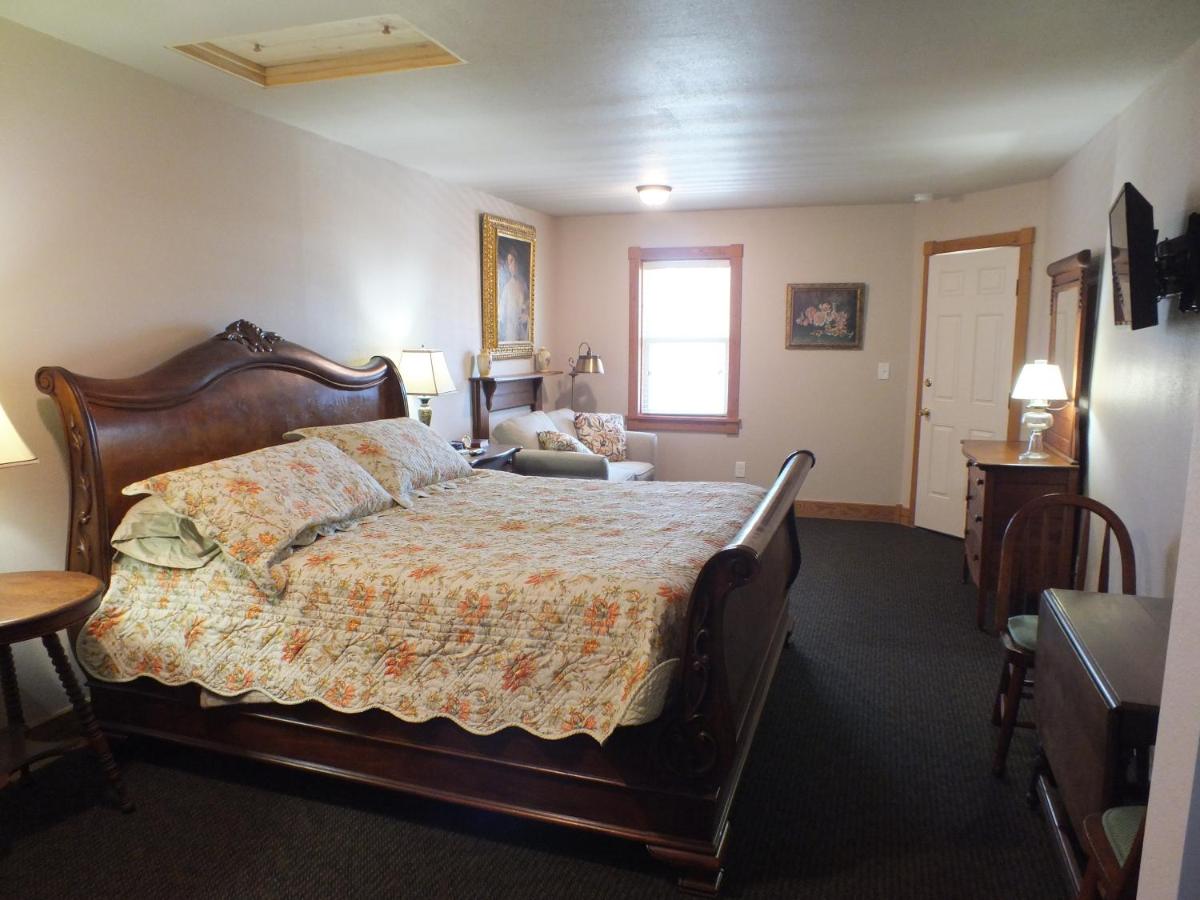 King Room - Non-Smoking at Scarborough Inn