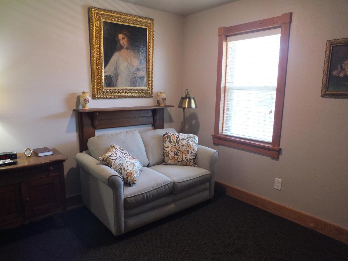 King Room - Non-Smoking at Scarborough Inn