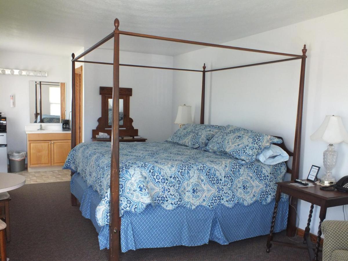 King Room - Non-Smoking at Scarborough Inn