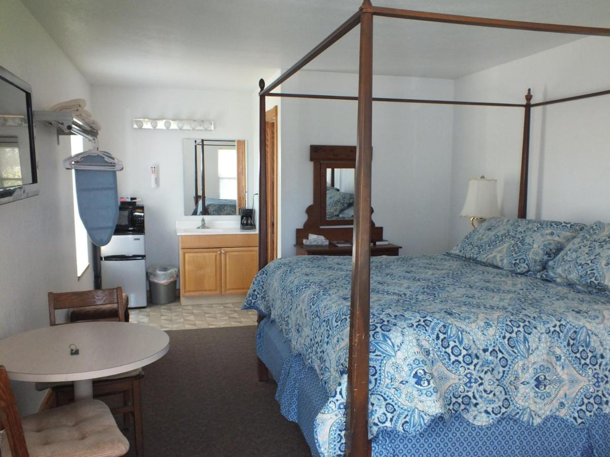 King Room - Non-Smoking at Scarborough Inn