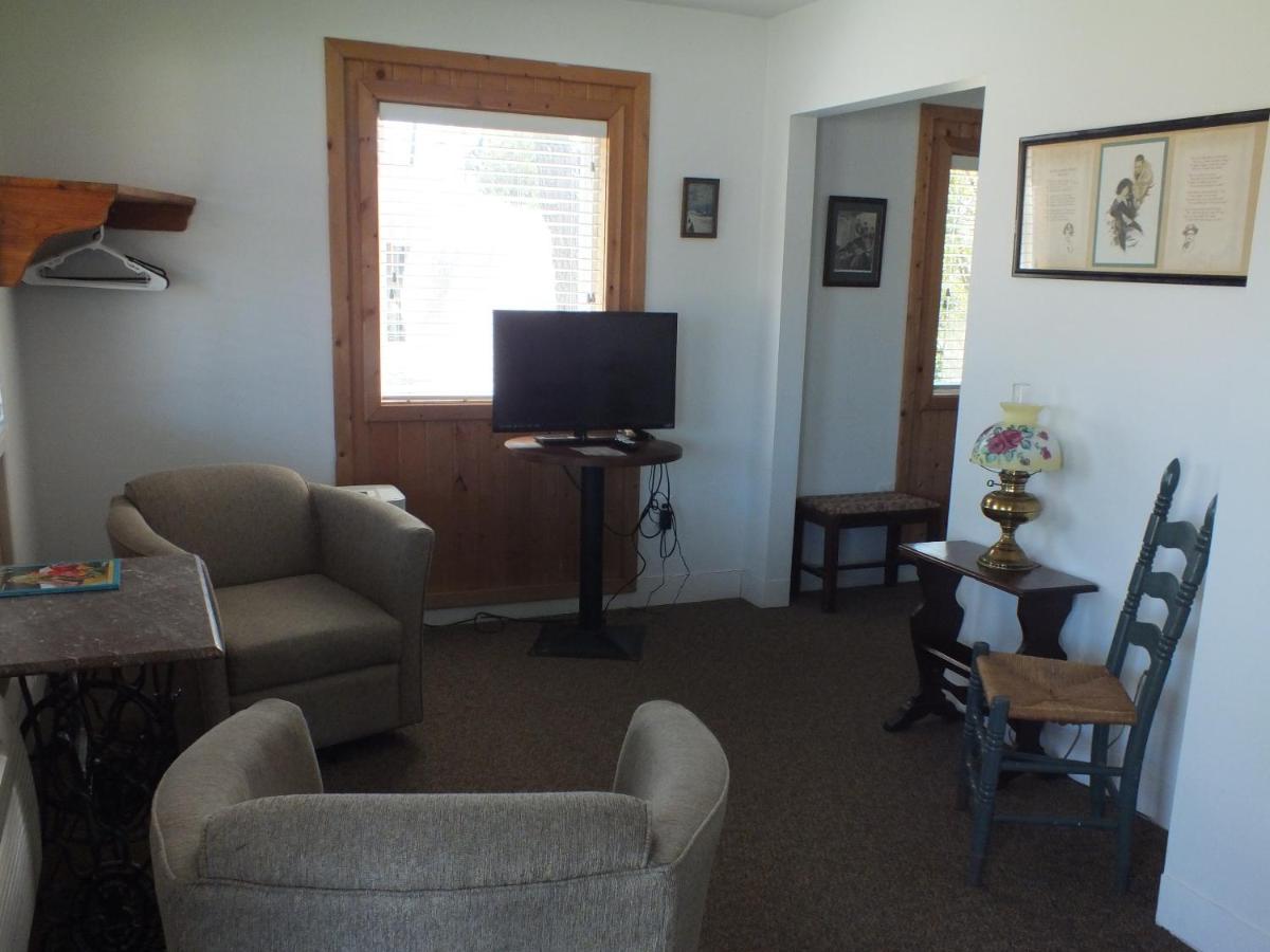 Queen Suite - Non-Smoking at Scarborough Inn