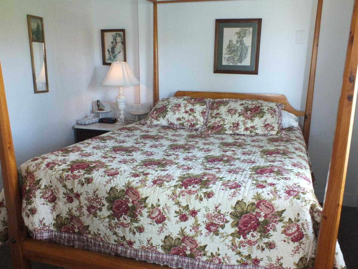 Queen Suite - Non-Smoking at Scarborough Inn