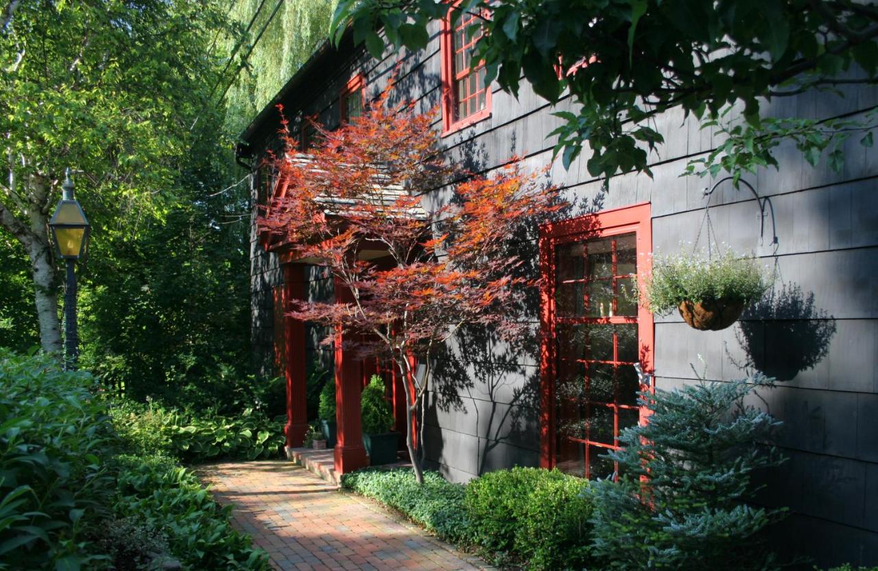 | 1795 Acorn Inn Bed and Breakfast
