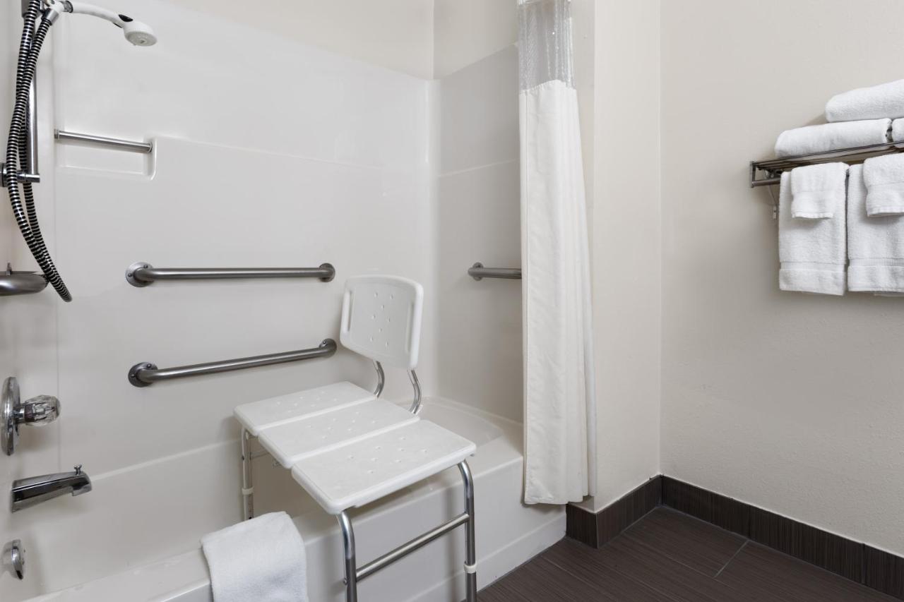Queen Room - Disability Access/Non-Smoking at Baymont by Wyndham Waterloo