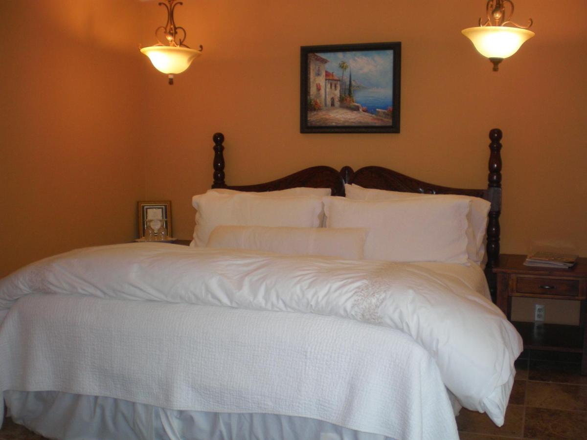 | Spanish Villa Inn