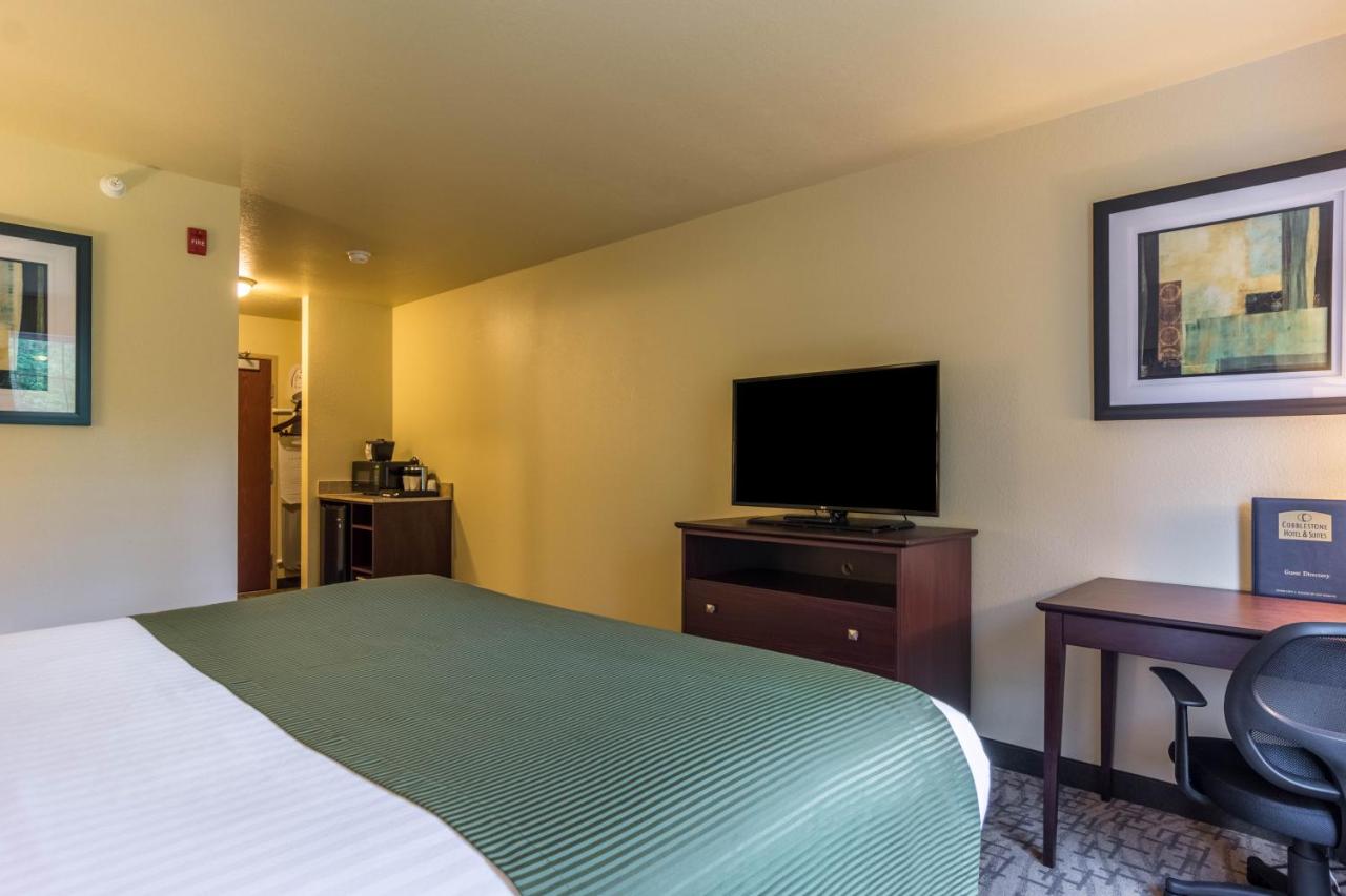 Deluxe King Room at Cobblestone Hotel & Suites - Harborcreek