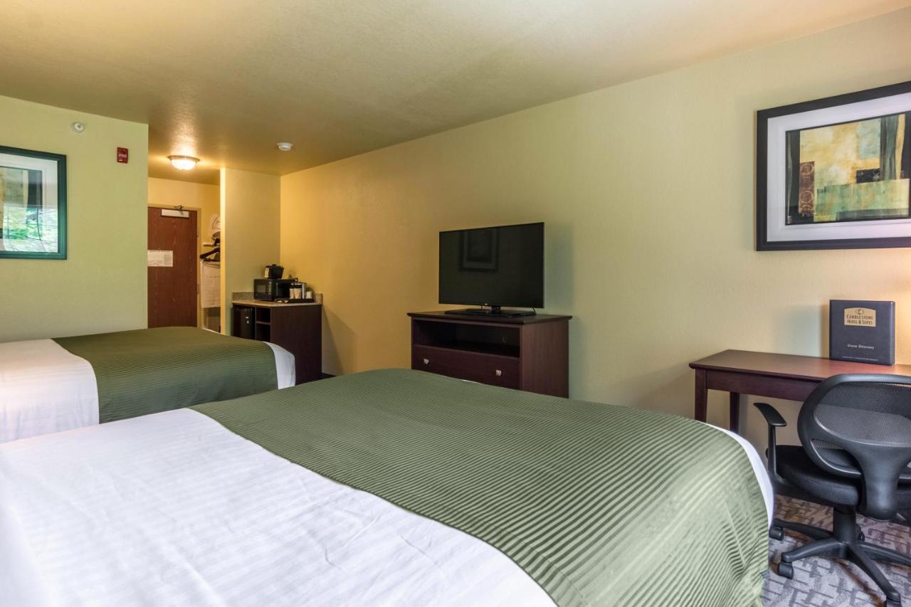 Deluxe Queen Room at Cobblestone Hotel & Suites - Harborcreek