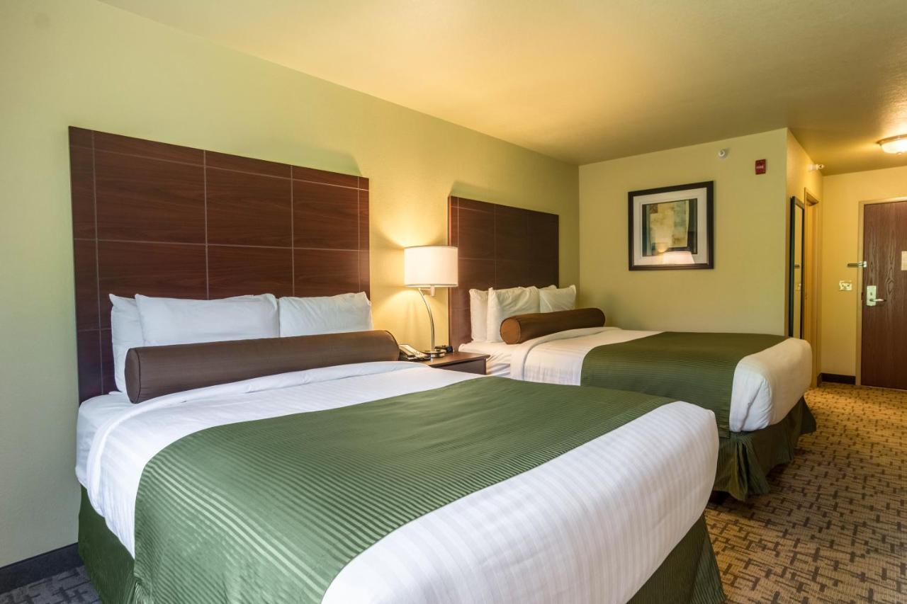 Deluxe Queen Room at Cobblestone Hotel & Suites - Harborcreek
