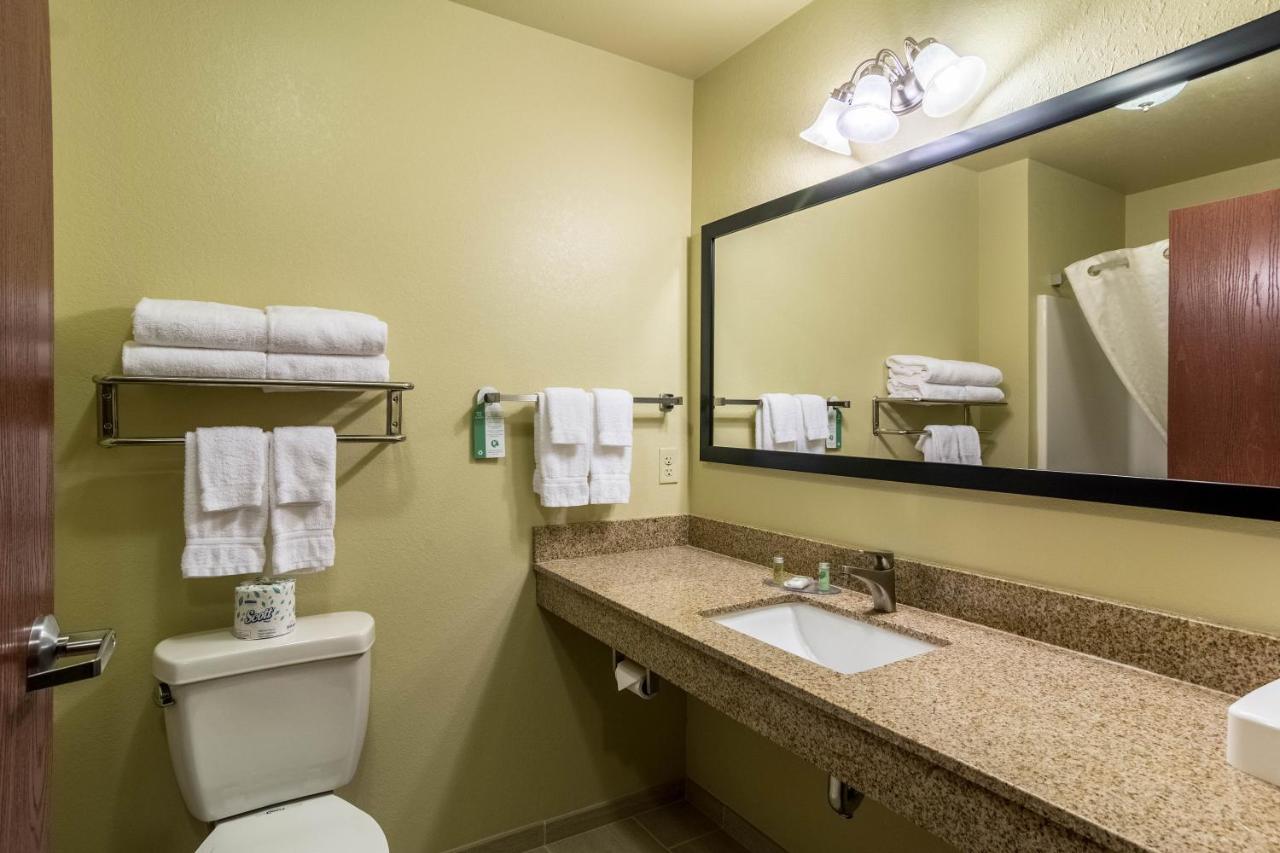 Deluxe Queen Room at Cobblestone Hotel & Suites - Harborcreek