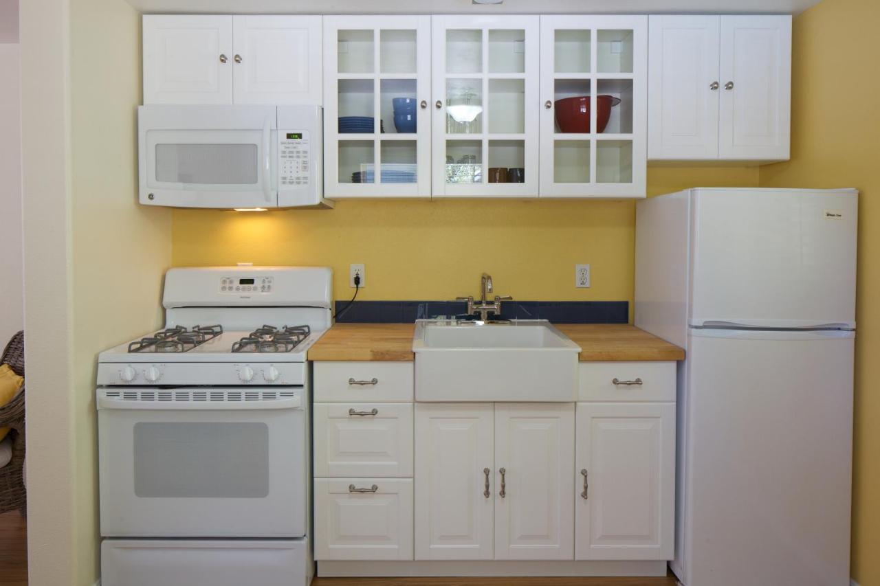 One-Bedroom Cottage with Kitchen at Cottages on River Road