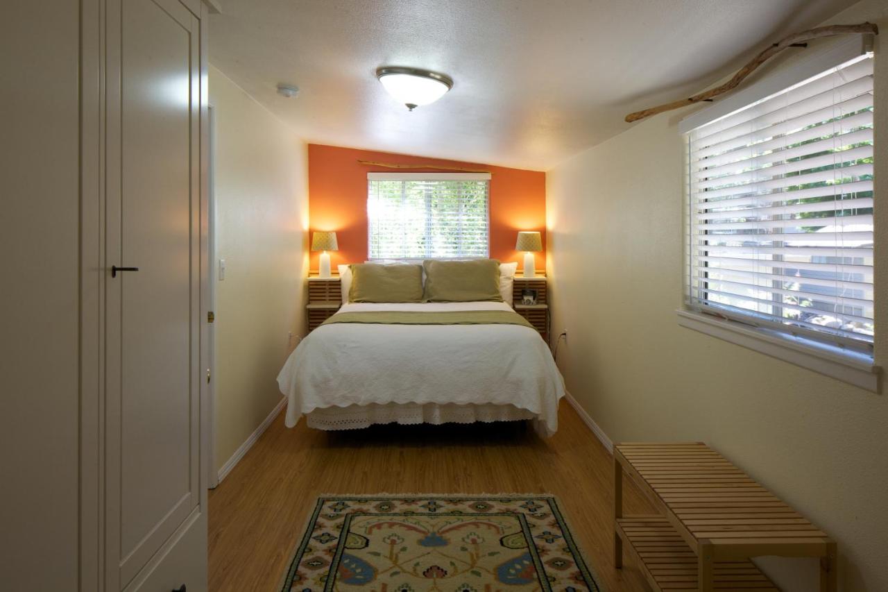 One-Bedroom Cottage with Kitchen at Cottages on River Road