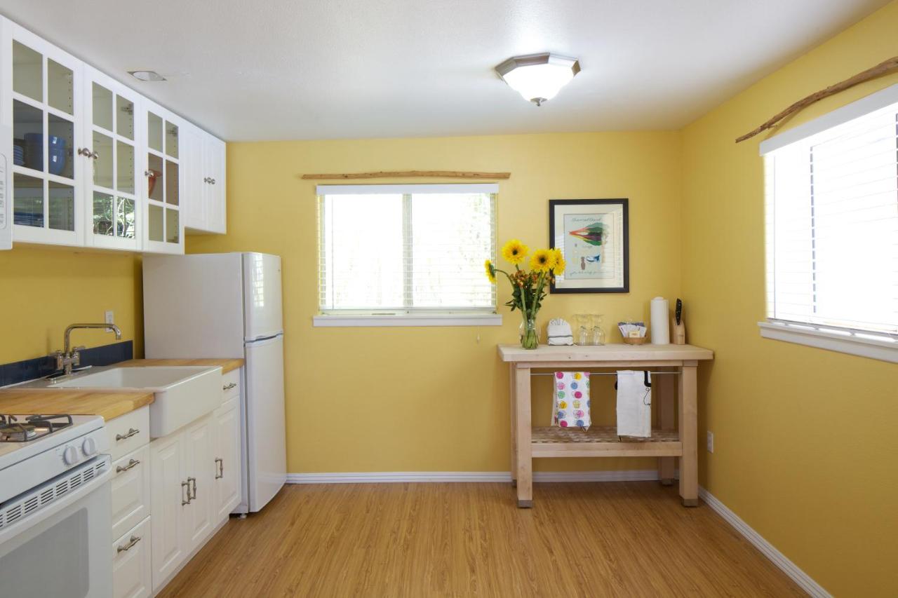 One-Bedroom Cottage with Kitchen at Cottages on River Road