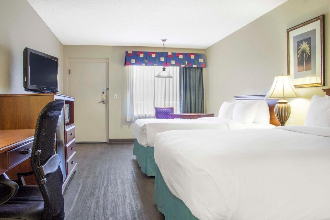 Queen Room with Two Queen Beds - Smoking at Quality Inn Benson I-10 Exit 304