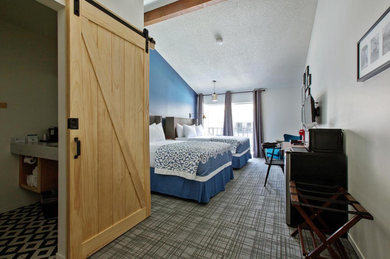 Queen Room with Balcony at Sideways Inn
