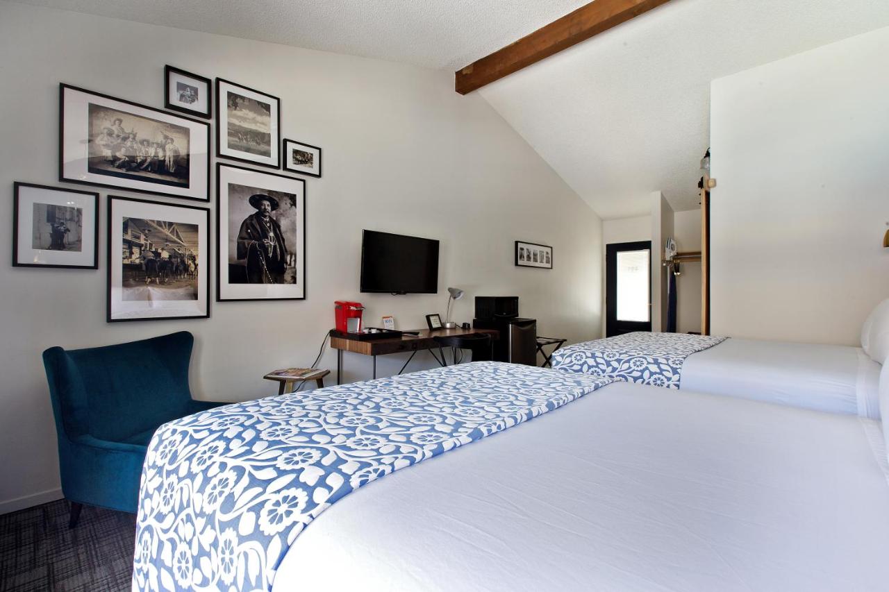 Queen Room with Balcony at Sideways Inn