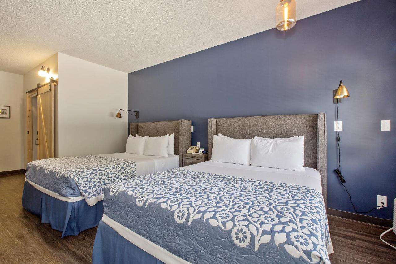 Queen Room with Garden View at Sideways Inn