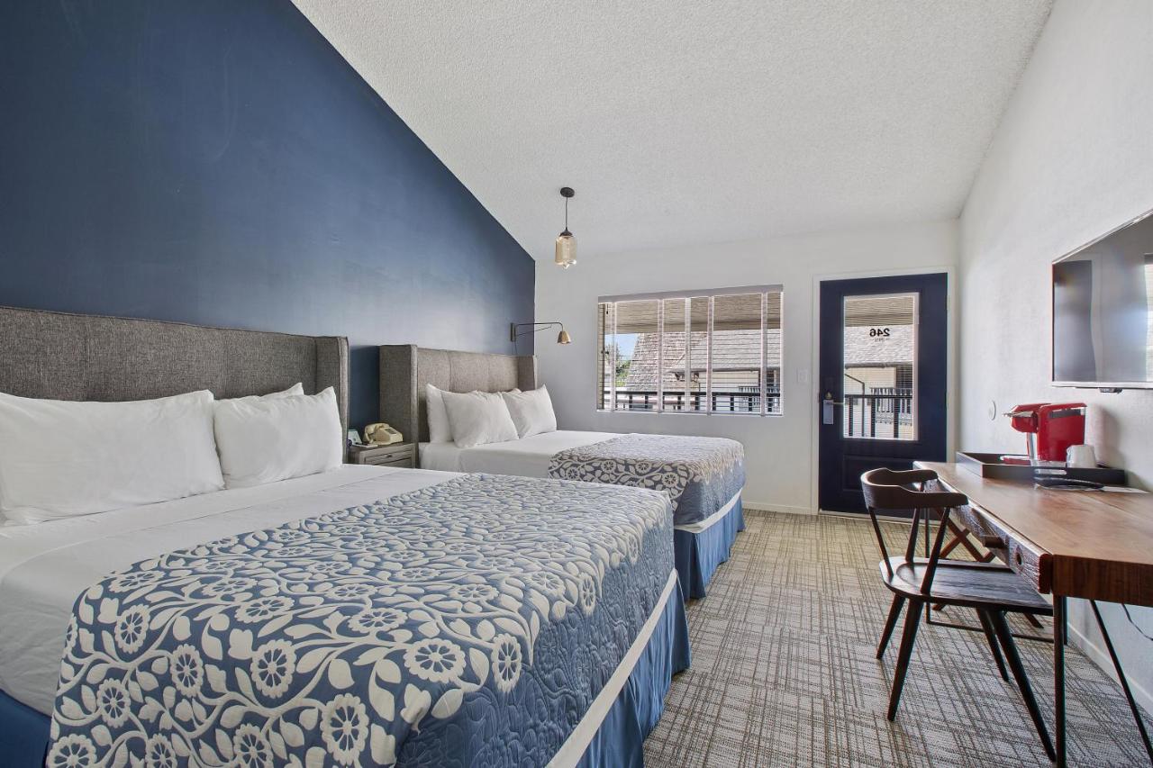Queen Room with Garden View at Sideways Inn