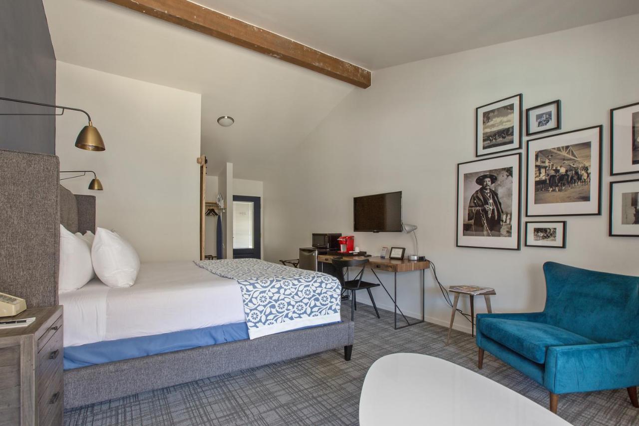 King Room with Garden View at Sideways Inn
