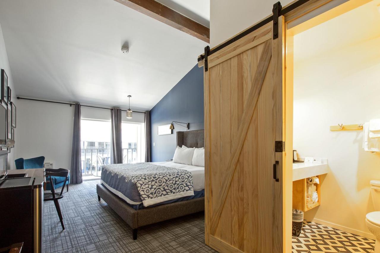 King Room with Balcony at Sideways Inn