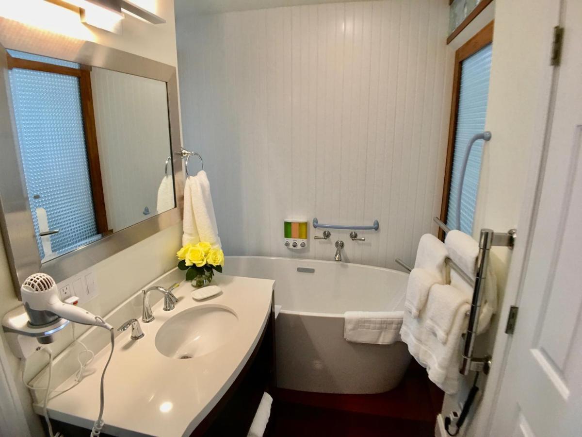 | Camden Riverhouse Hotel and Inn