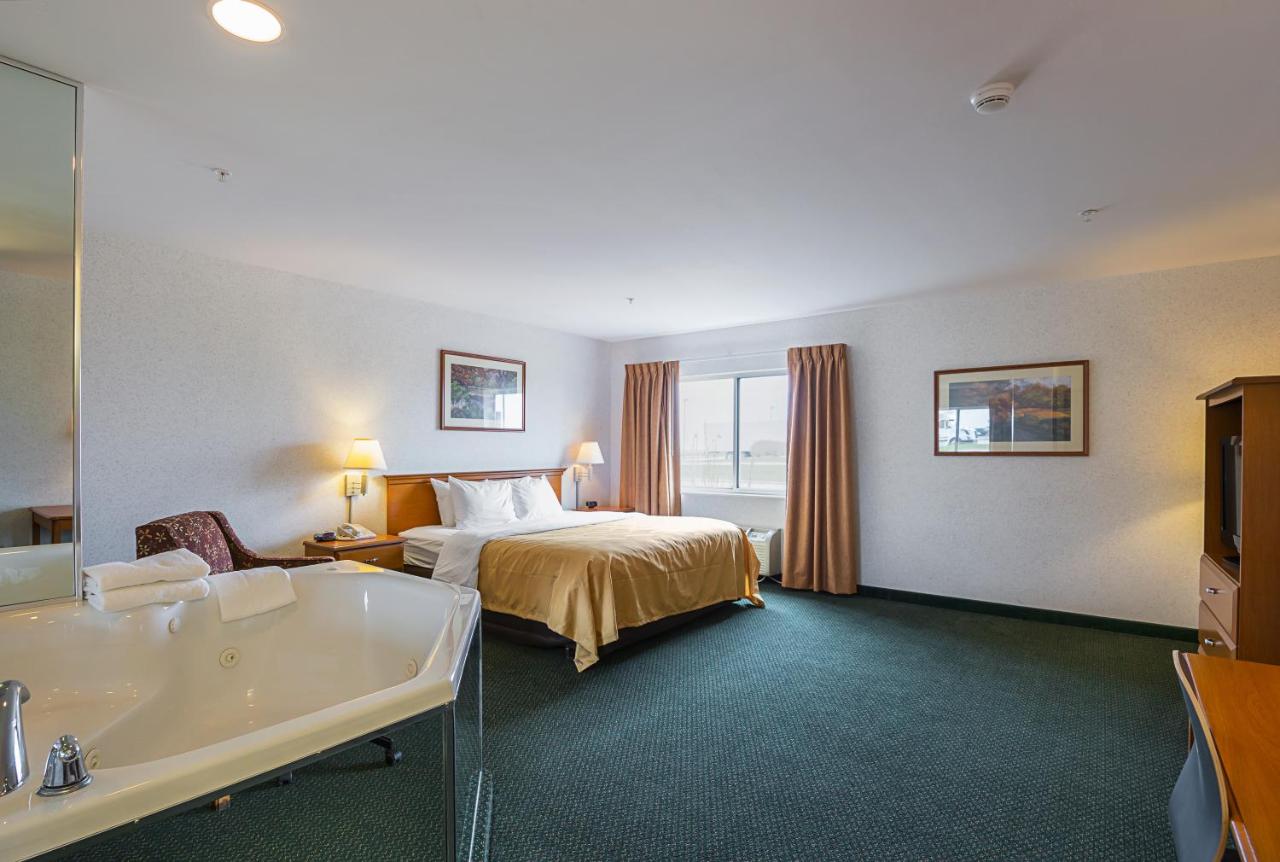 King Suite with Hot Tub - Non-Smoking at Quality Inn & Suites Belmont Route 151
