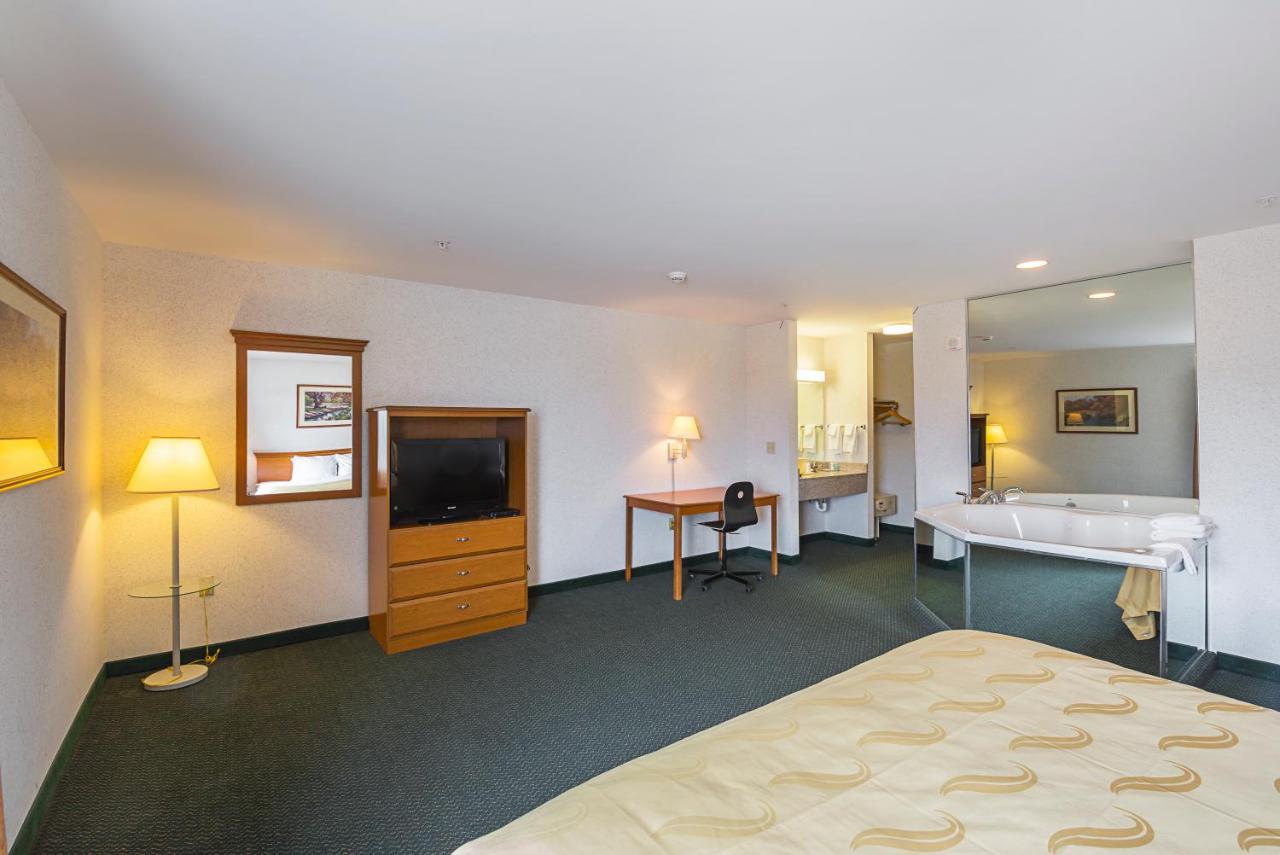 King Suite with Hot Tub - Non-Smoking at Quality Inn & Suites Belmont Route 151