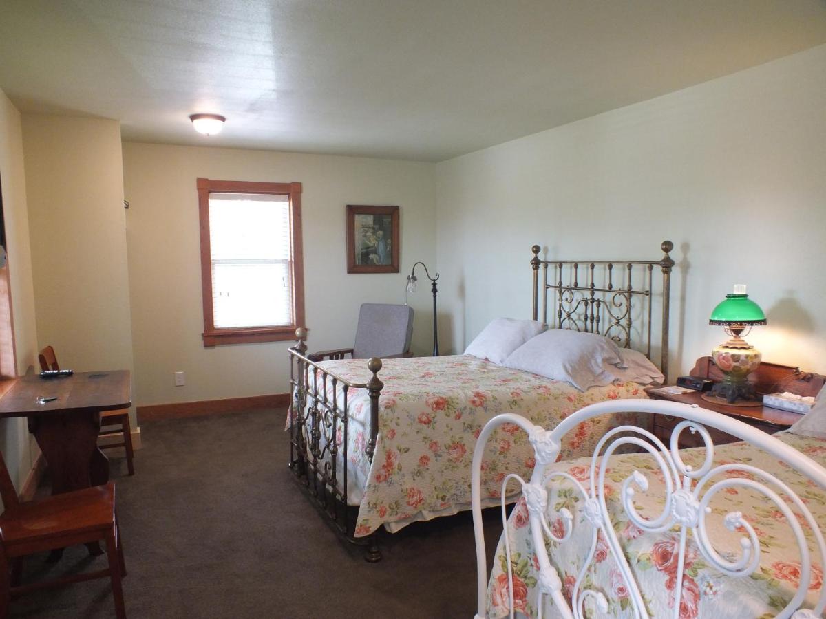 Double Room with Two Double Beds - Non-Smoking at Scarborough Inn