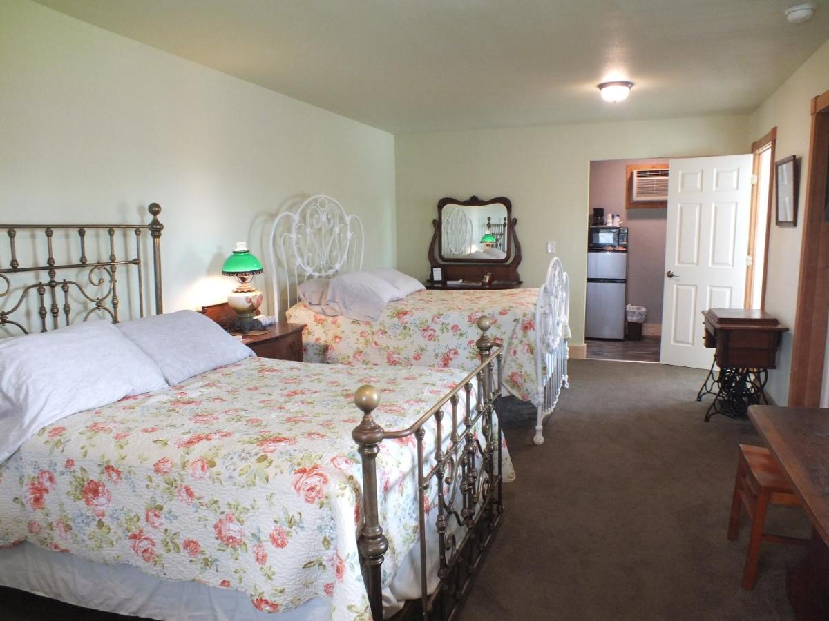 Double Room with Two Double Beds - Non-Smoking at Scarborough Inn