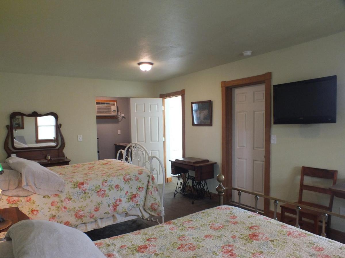 Double Room with Two Double Beds - Non-Smoking at Scarborough Inn