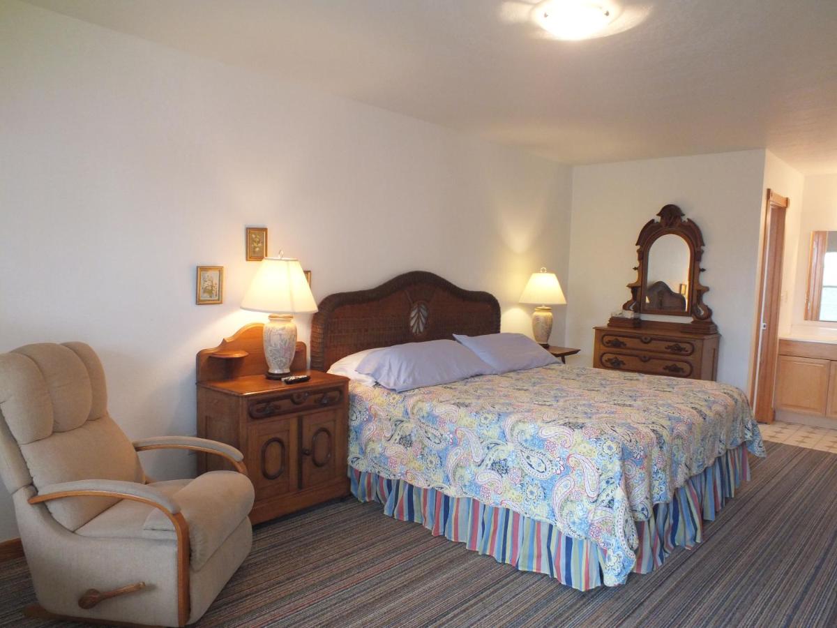 King Room - Non-Smoking at Scarborough Inn