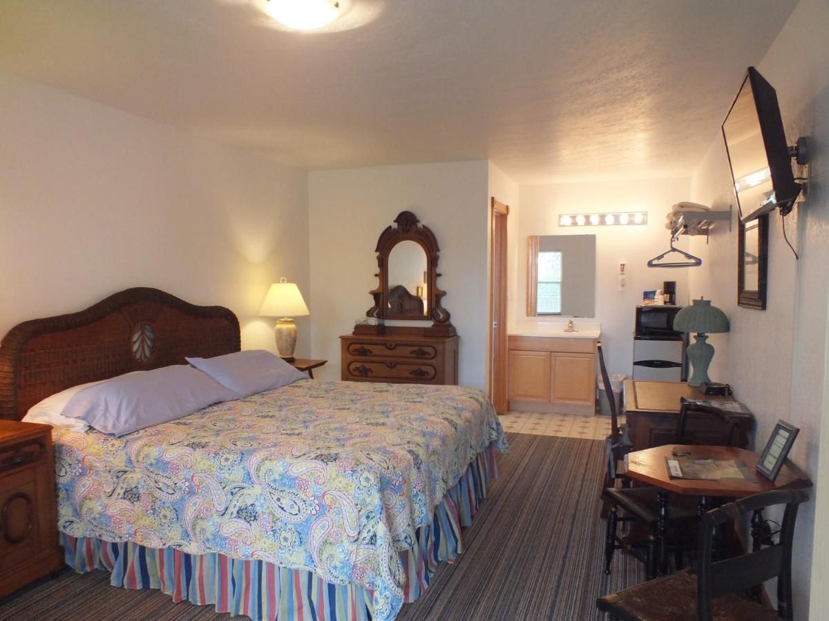 King Room - Non-Smoking at Scarborough Inn