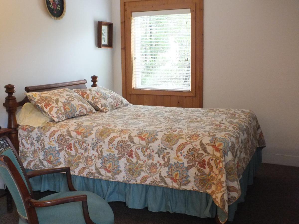 Queen Room - Non-Smoking at Scarborough Inn