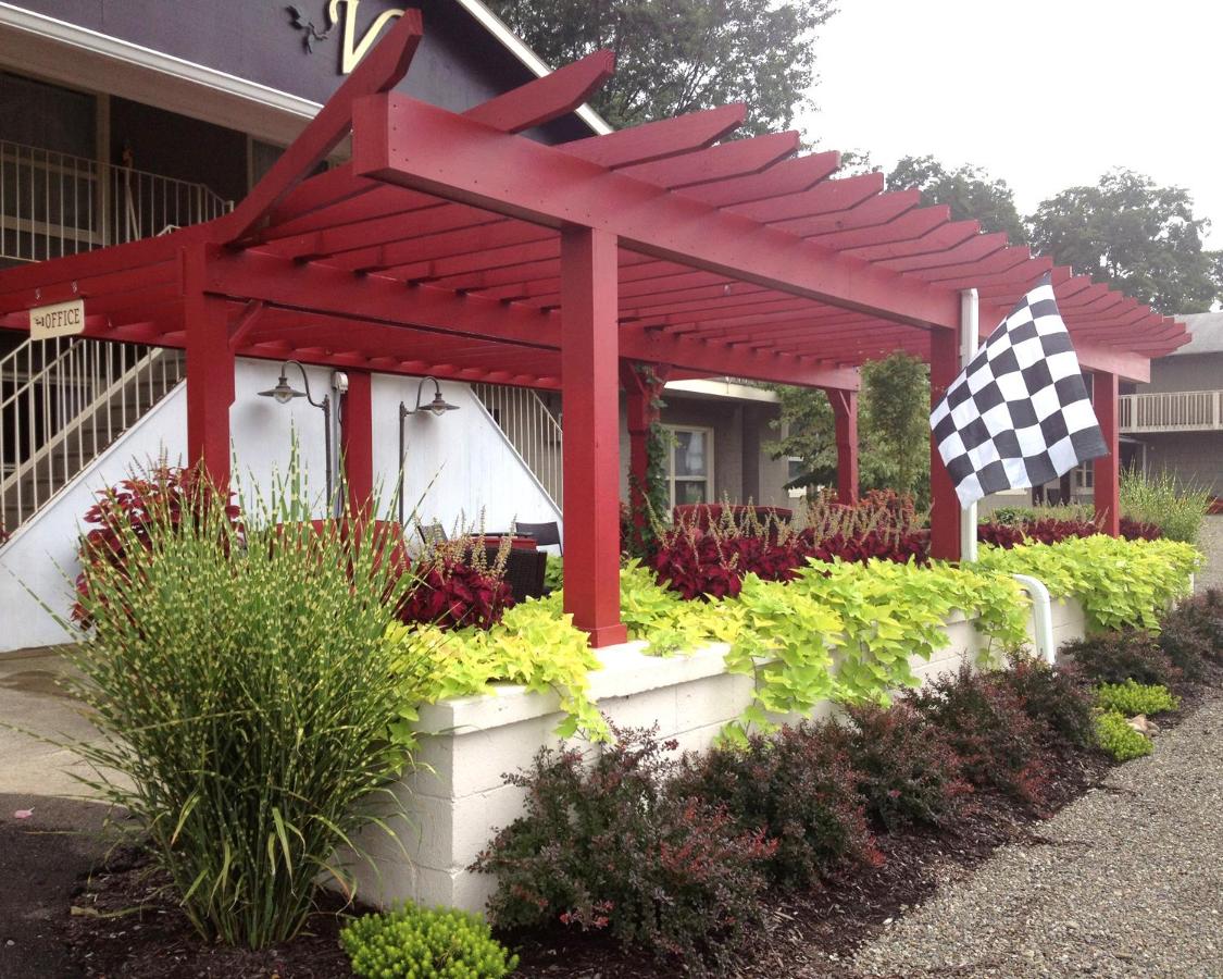  | Vinehurst Inn & Suites