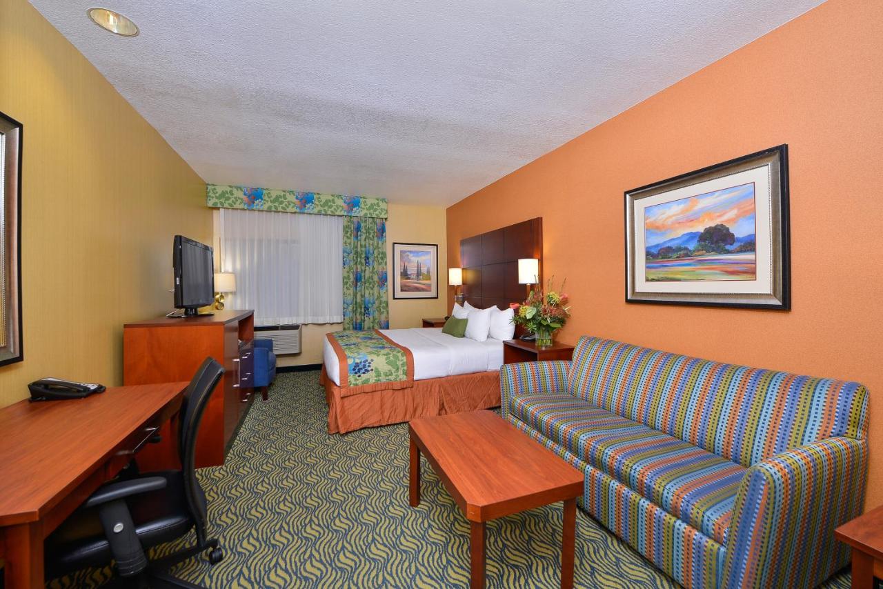 King Room with Sofa Bed at Best Western Plus Fresno Inn