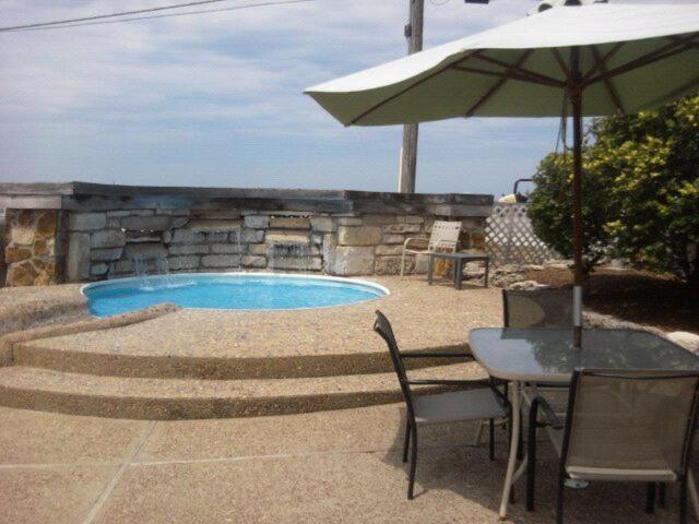 | Quail's Nest Inn & Suites