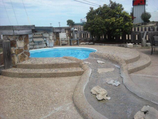 | Quail's Nest Inn & Suites