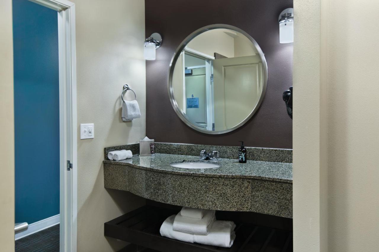 Bay View King Suite at Oxford Suites Silverdale