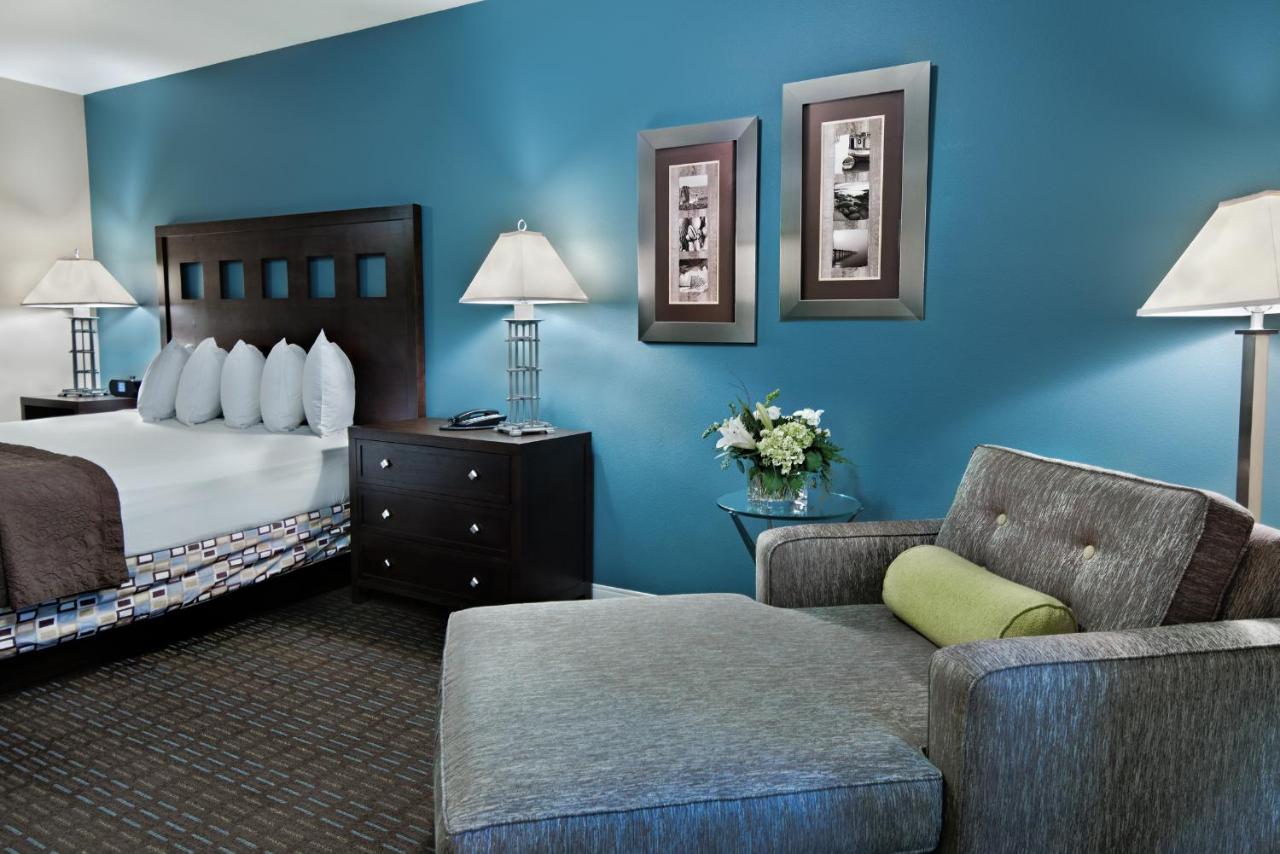 Bay View King Suite at Oxford Suites Silverdale