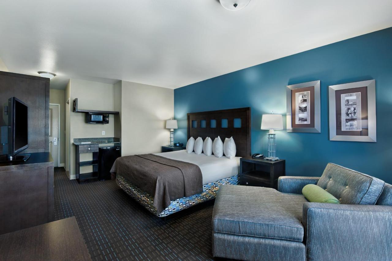 Bay View King Suite at Oxford Suites Silverdale