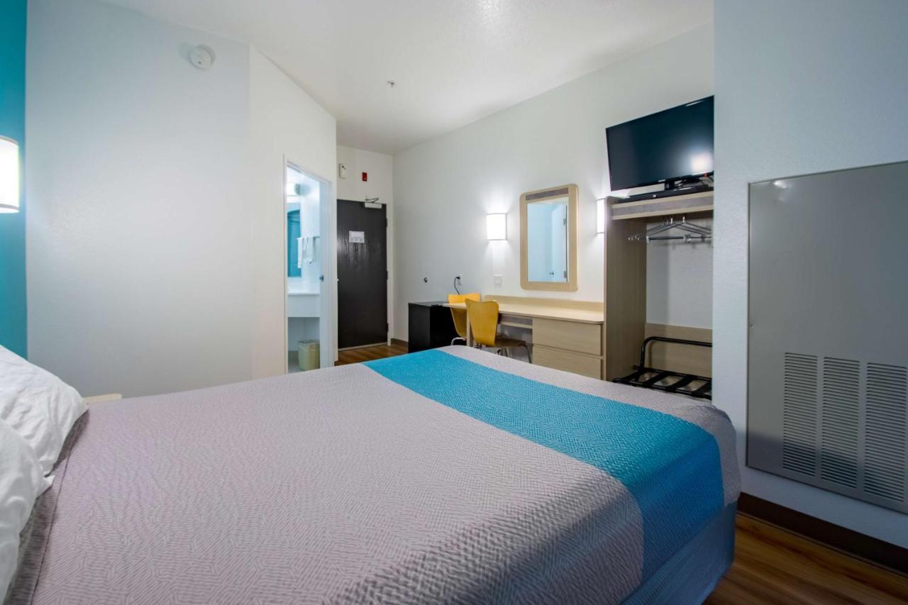 Queen Room - Disability Access - Smoking at Motel 6-Portland, OR - North