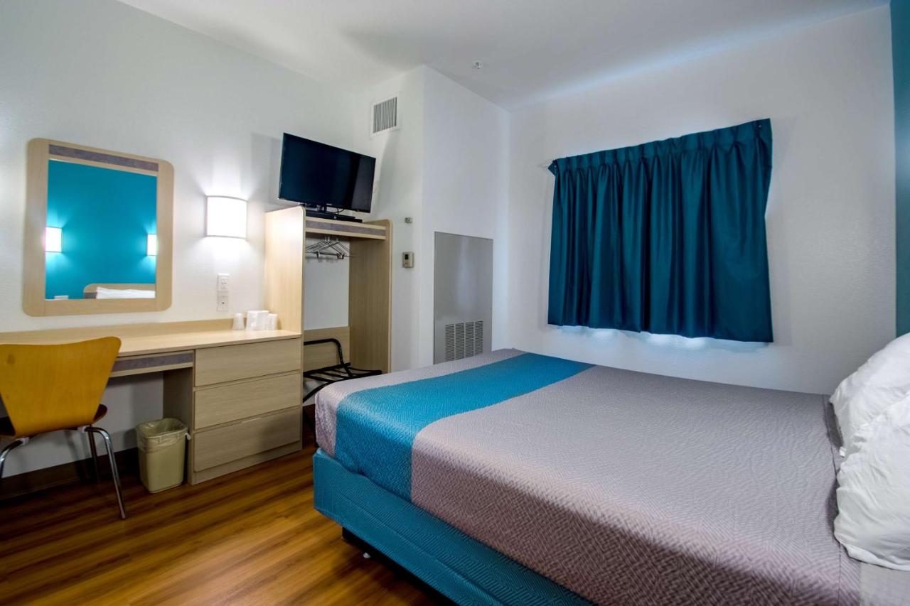 Queen Room - Disability Access - Smoking at Motel 6-Portland, OR - North