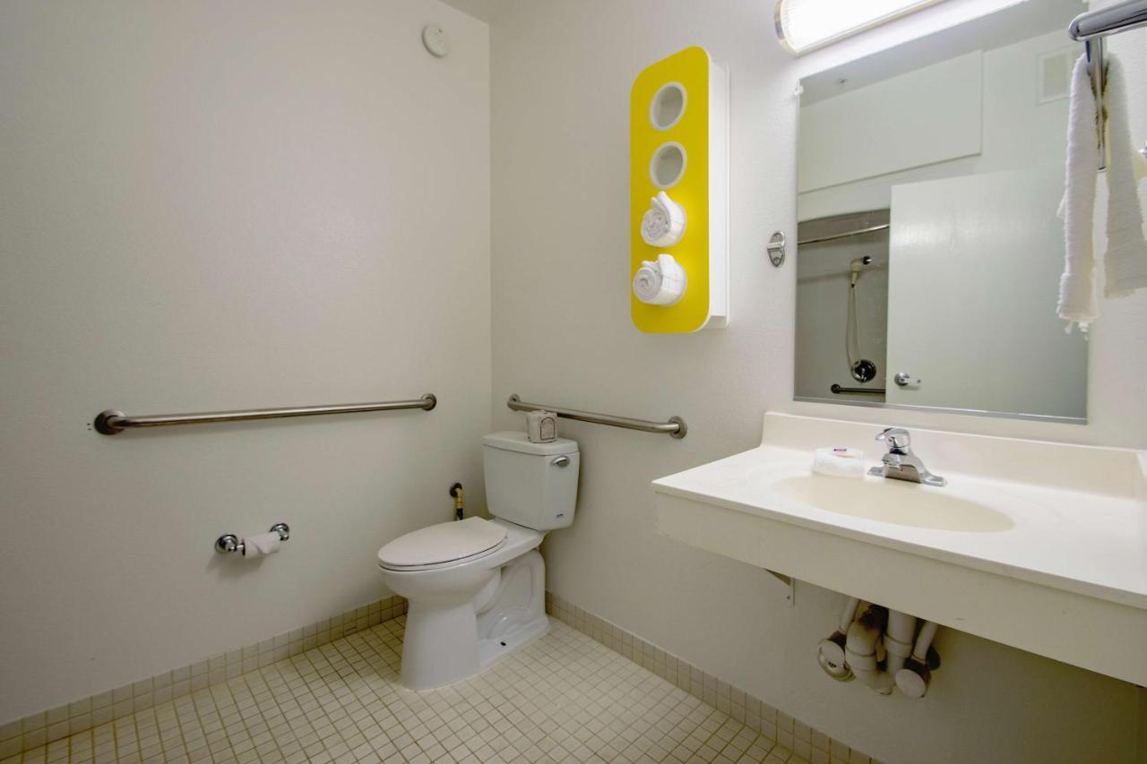 Queen Room - Disability Access - Smoking at Motel 6-Portland, OR - North