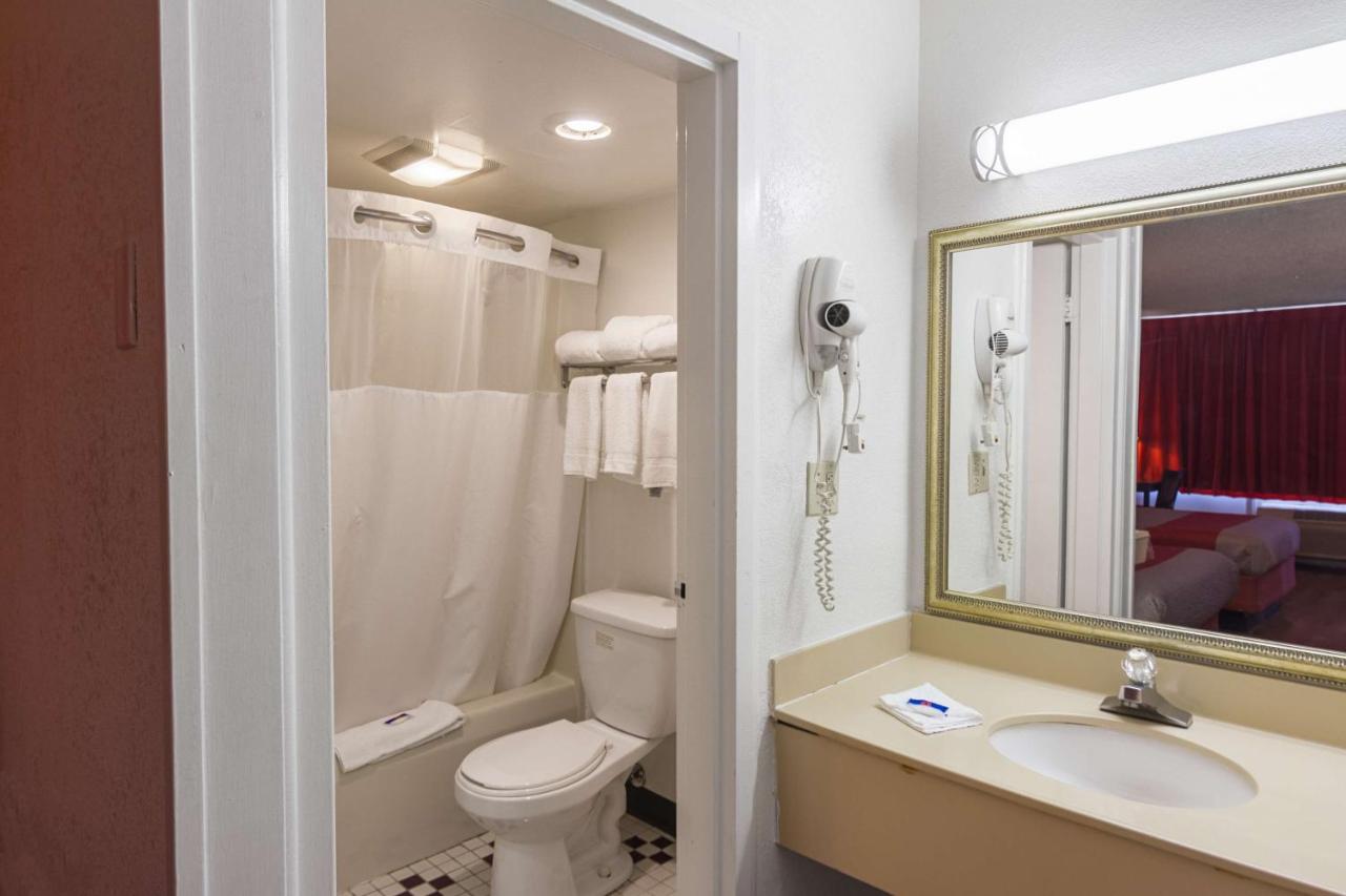 | Motel 6-Groton, CT - Casinos nearby