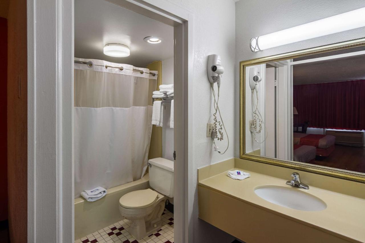 | Motel 6-Groton, CT - Casinos nearby